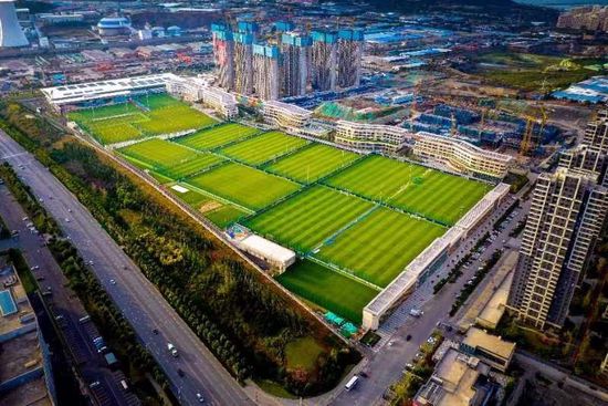 海报中，迈尔斯撕裂的战衣、凝重的表情以及他背后面目模糊的一众蜘蛛侠们，都诉说着迈尔斯目前的困境