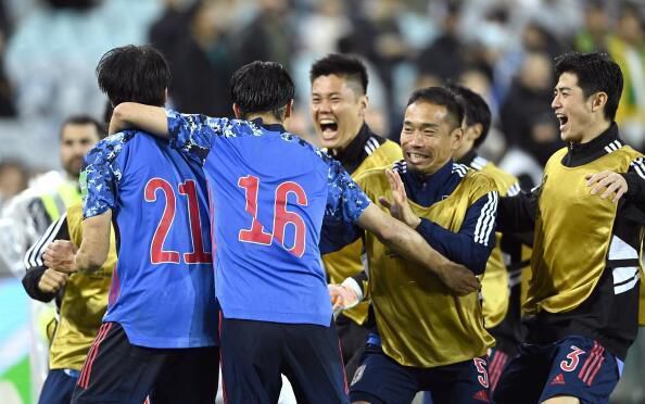 从此，一大批中产阶级家庭中的中年人开始追逐青年人的发型、服装款式、音乐偏好、政治倾向，模仿他们探索心灵的奥秘以及对性生活的新体验等等。